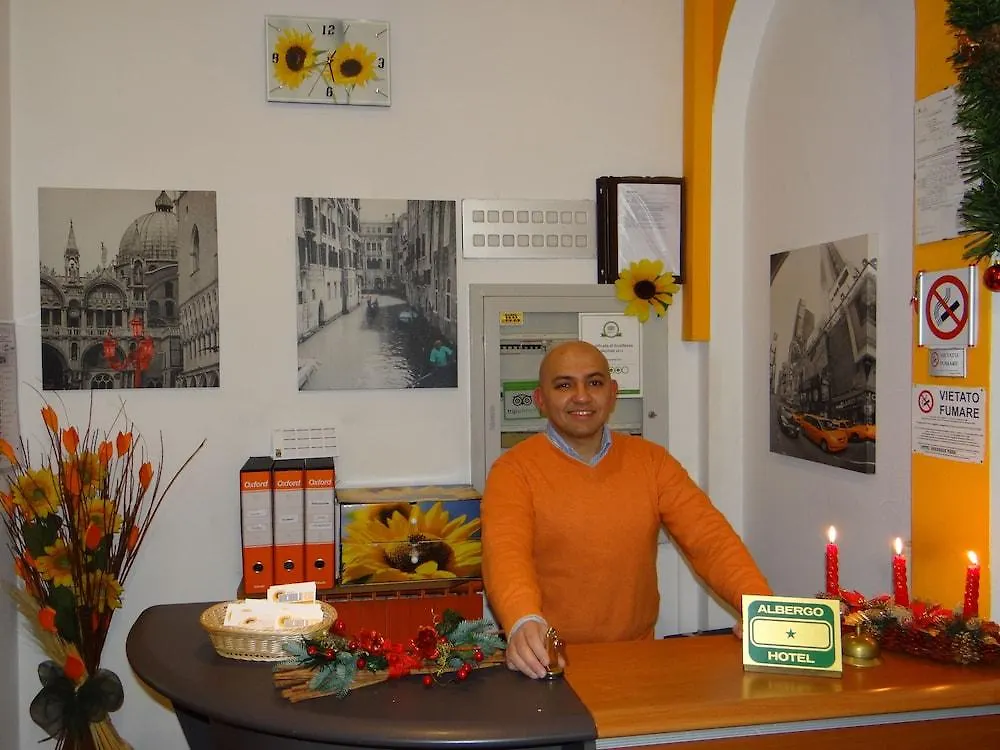 Hotel Amendola Fiera Милан 0*,  Италия